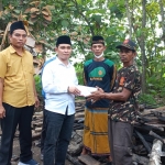 Wabup Mojokerto Gus Barra memberikan bantuan pribadi langsung kepada korban kebakaran rumah.