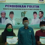 KH. Ir. Mondir Rofii saat memberikan sertifikat kepada peserta pelatihan pendidikan politik di DPC PKB Bangkalan.