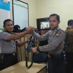 Kapolsek Ngawi Kota menyerahkan senpi.