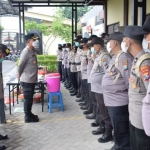 Inilah 46 personel Polresta Sidoarjo yang mendapat tugas untuk mengamankan Pilkades Sumenep. Mereka mendapat pengarahan dari Kapolresta Sidoarjo Kombes Pol. Kusumo Wahyu Bintoro, Sabtu (20/11/2021). Foto: Ist