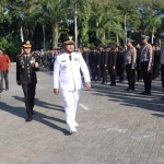 Bupati Gresik Fandi Akhmad Yani didampingi Kapolres AKBP Rovan Richard Mahenu melakukan inspeksi pasukan saat upacara peringatan HUT ke-79 Bhayangkara. Foto: Ist.