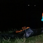 Salah satu petugas saat akan mengevakuasi korban tenggelam di anak Sungai Brantas. Foto: Ist