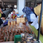 Salah satu stan penjual aneka cemilan di Pasar Wisata Bojonegoro.