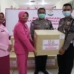 Ketua Bhayangkari Cabang Kota Banyuwangi. Ny. Dyah Arman menyerahkan bantuan.