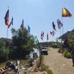 Bendera negara yang mengikuti Piala 2026 yang dikibarkan warga Desa Gerongan Kabupaten Pasuruan