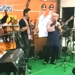 Khofifah saat membawakan lagu 