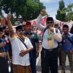 Suasana demo yang dilakukan GKS Basra dan GP Sakera di Mapolres Situbondo. Foto: SYAIFUL BAHRI/BANGSAONLINE