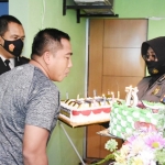 Dandim 0803/Madiun Letkol Czi Nur Alam Sucipto saat meniup lilin ulang tahun yang dibawakan oleh Kapolres Madiun AKBP R. Bagoes Wibisono dan Kapolres Madiun Kota AKBP R. Bobby Aria Prakarsa.