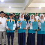 Wabup Riyadi foto bersama dengan Ketua Yayasan serta Kepala SMP ICT dan siswa siswi pemenang olimpiade 2023 tingkat nasional.