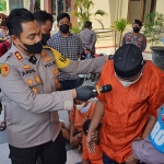 Kapolres Probolinggo, AKBP Teuku Asrya Khadafi,  saat menginterogasi tersangka yang pernah menjadi anggota dewan dan didapati mengonsumsi narkoba jenis sabu.