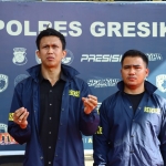 Kasat Reskrim Polres Gresik, AKP Abid Uais Al-Qarni Aziz (kiri) memberi keterangan perburuan pelaku pengganjal dan pembobol tabungan. FOTO: ist.