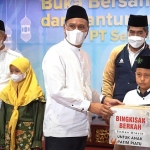 Direktur Utama PT Semen Gresik, Subhan (tengah), saat menyerahkan bingkisan berkah kepada anak yatim piatu di Rembang, Jawa Tengah. Foto: Ist