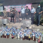Ribuan barang bukti narkotika, miras, dan senjata api saat dimusnahkan di Kejaksaan Negeri Blitar. foto: AKINA/ BANGSAONLINE
