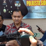 Kasatreskrim Polresta Sidoarjo, Kompol Muhammad Harris, saat memberikan keterangan.