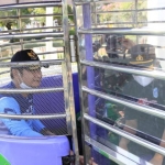 Bupati Yuhronur Efendi bersama Dandim dan Kapolres Lamongan mencoba bianglala. (foto: ist)