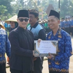 Bupati Trenggalek saat memberi penghargaan ke kelompok tani berprestasi di peringatan Hari Krida Pertanian ke-53.