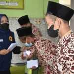 Bupati Mojokerto, Ikfina Fahmawati, ketika memberi bantuan untuk 26 lembaga kesejahteraan sosial anak (LKSA).