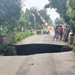 Jembatan Gedangsewu yang amblas dan memutuskan jalur Kecamatan Pare-Kecamatan Puncu. (foto: MUJI HARJITA/ BANGSAONLINE)