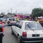 Hari terakhir penyekatan pemeriksaan rapid test antigen di simpang empat Bypass Krian, Kabupaten Sidoarjo melalui dua arus.