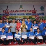 Wali Kota Mojokerto Ika Puspitasari bersama para atlet dan official berprestasi.