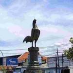 Gambar monumen ayam jago yang berdiri kokoh