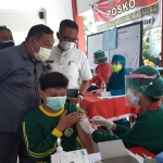 LIHAT: Anggota DPRD Sidoarjo Warih Andono saat meninjau vaksinasi di Desa Kureksari, Waru, Kamis (15/7/2021). (foto: MUSTAIN/ BANGSAONLINE)