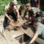Tim gabungan saat menutup lubang tambang emas di Gunung Manggar, kemarin. foto: detikcom