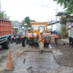 Plt Bupati, Timbul Prihanjoko (pertengahan Ramadan lalu) saat meninjau perbaikan jalan di Maron.