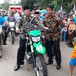 Bupati Malang Dr H Rendra Kresna mengendarai trail menuju ke lokasi