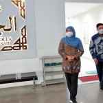 Gubernur Jatim Khofifah Indar Parawansa saat melihat fasilitas Musala Al Jannah di Rumah Persemayaman Grand Heaven.