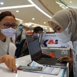 Suasana transaksi dalam giat Bursa Pariwisata Jawa Timur.