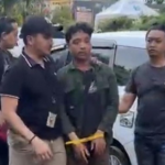 Tangkapan layar video saat pelaku digelandang oleh anggota Reskrim Polres Gresik