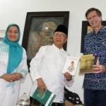 Pengasuh Pondok Pesantren Tebuireng KH Salahudin Wahid (tengah) bersama Nyai Hj Farida Salahuddin (istri Gus Solah)  menyerahkan buku biografi Gus Dur serta Profil Pesantren Tebuireng kepada Duta Besar Amerika Serikat untuk Indonesia, Robert O Blake Jr (kanan) di Ponpes Tebuireng Jombang, Jawa Timur, Kamis (11/12/2014). Foto: kabar24.com