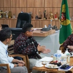 Pj Wali Kota Kediri, Zanariah, saat menerima Manajer PLN UP 3 Kediri, Leandra Agung Tri Radiputra, beserta jajarannya. Foto: Ist