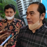 M. Akson Nul Huda (kanan) saat memberi keterangan kepada wartawan. foto: MUJI HARJITA/ BANGSAONLINE