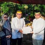 Direktur Utama Petrokimia Gresik, Dwi Satriyo Annurogo (dua dari kiri) saat penyeranan hewan kurban. FOTO: ist.
