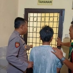 SA (22) pelaku pembacokan lansia saat ditahan usai melakukan pembacokan terhadap lansia.