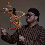 Bupati Kediri, Hanindhito Himawan Pramana, saat memperagakan salah satu tokoh wayang. Foto: Ist