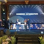 Salah satu penerima penghargaan di Polres Batu Award 2025.