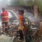 Petugas PMK melakukan pembasahan agar api tidak kembali berkobar. foto: zainal abidin/BANGSAONLINE