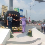 Panglima TNI bersama istrinya usai meresmikan monumen pesawat di pintu keluar Tol Dumpil.