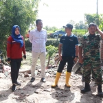 Bupati Mojokerto, Ikfina Fahmawati, saat meninjau lokasi banjir.
