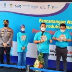 Plt. Dirjen P2P Kemenkes RI dr. Maxi Rein Rondunuwu, DHSM, MARS didampingi Kadinkes Jatim dan Bupati Gus Yani saat memberikan keterangan pers. (foto: SYUHUD/BANGSAONLINE)