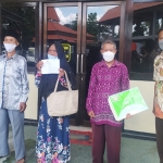 Warga Desa Sumbersari saat pengaduan di Polresta Banyuwangi.