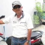 Hamid dan sepeda motornya, semasa belum dicuri. foto: faisal/ BANGSAONLINE