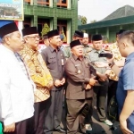 Bupati Madiun H Muhtarom S.sos menjawab pertanyaan wartawan. 