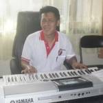 Yarsono saat unjuk kebolehan memainkan piano di rumah dinasnya.