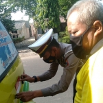 Satlantas Polres Mojokerto Kota menempel sejumlah stiker pada kendaraan umum. (foto: ist).