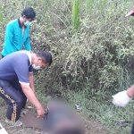 Warga saat mengevakuasi korban kecelakaan tunggal di pinggir jalan ruas Jatirogo-Bojonegoro.