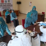 Ibu-ibu anggota PKK Kabupaten Kediri antre untuk di-rapid test. (foto: ist.)